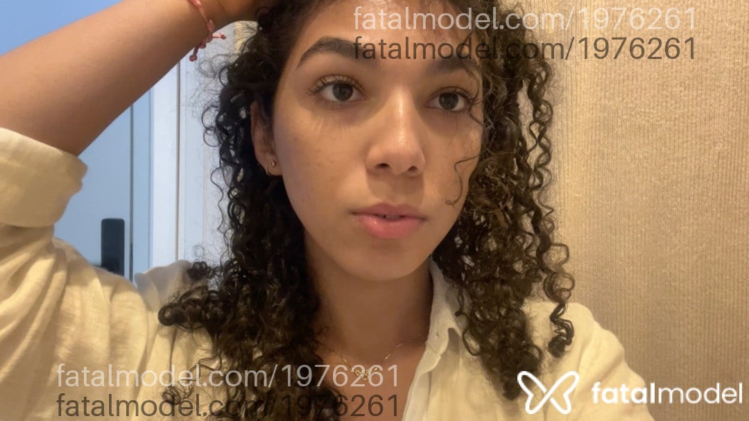 Acompanhante mulher trans com cabelo castanho de olhos castanhos - Sophie Brunnet