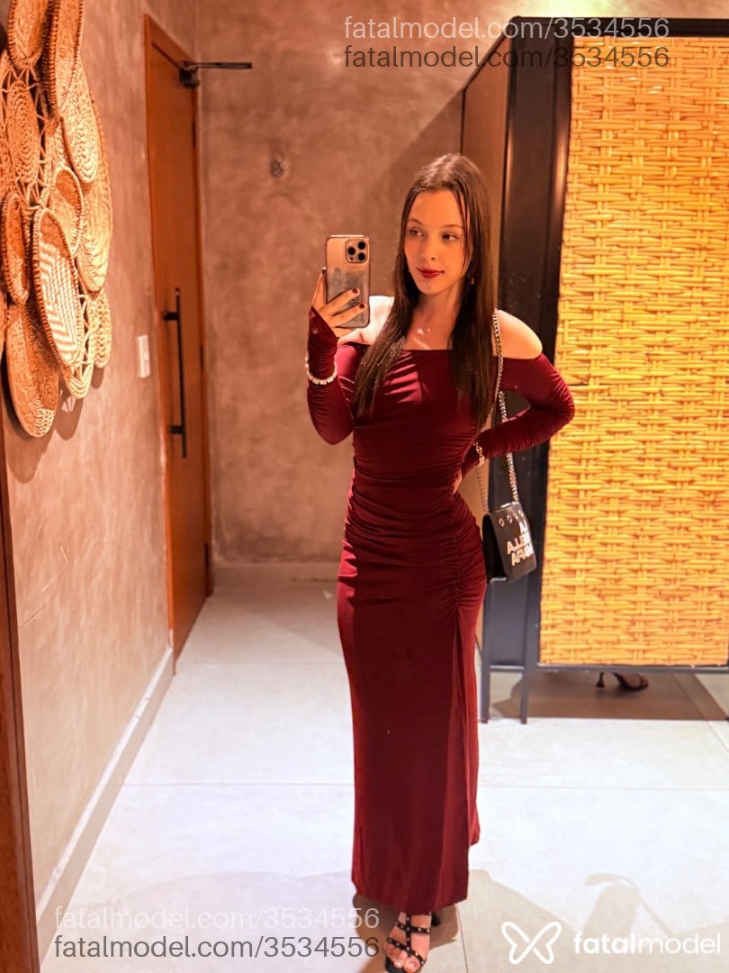 Acompanhante mulher morena (o) de olhos verdes - Perséfone