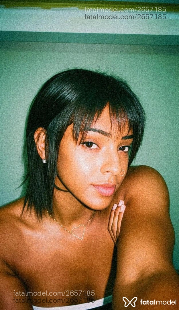 Acompanhante mulher trans com cabelo castanho de olhos castanhos - Jhenyy