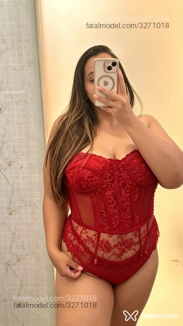 Acompanhante mulher morena (o) de olhos mel - Morena
