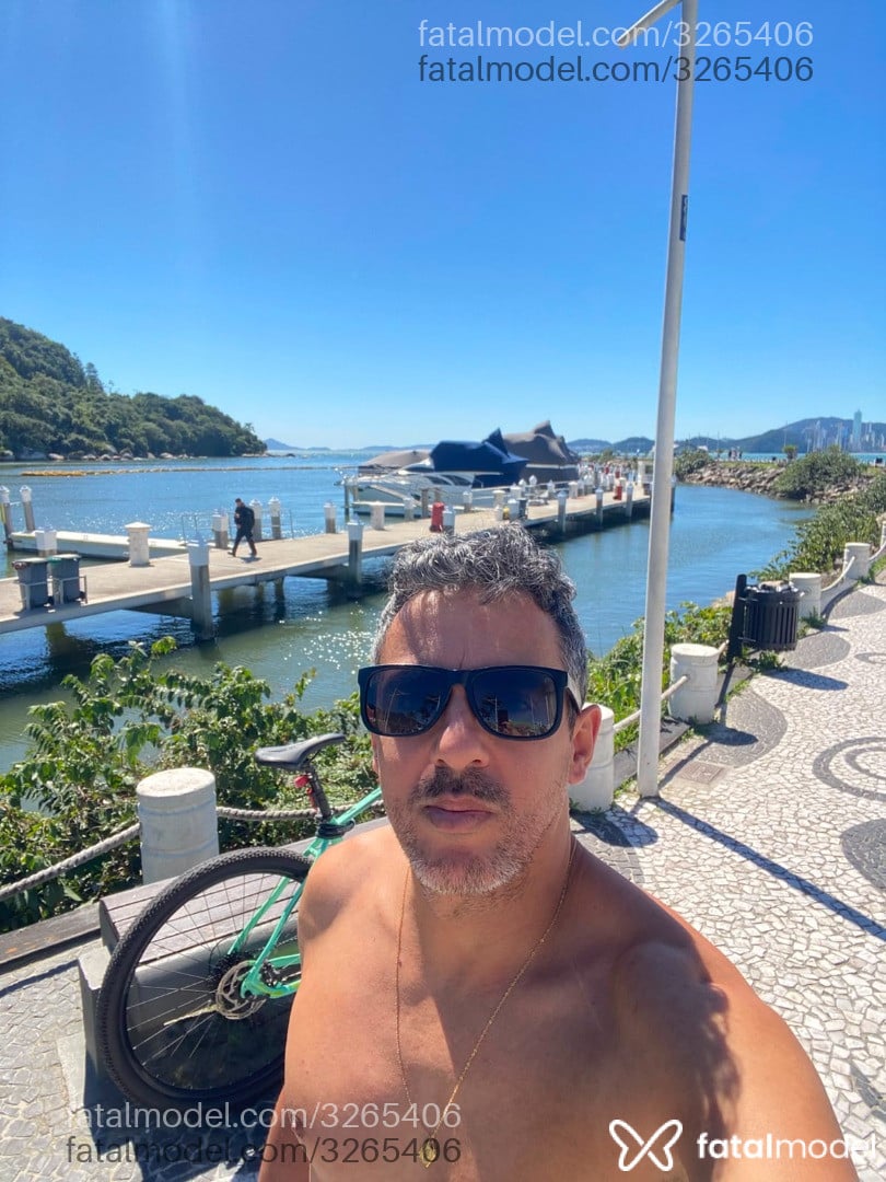 Acompanhante homem com cabelo grisalho de olhos castanhos - Alax Carter