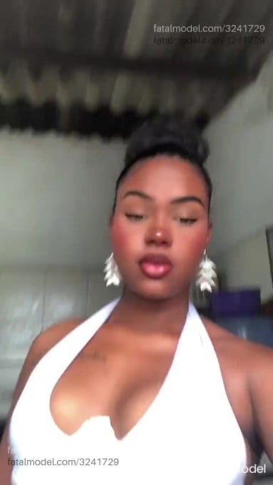 Acompanhante mulher morena (o) de olhos castanhos - Morena Acompanhante mulher morena (o) de olhos castanhos - Morena