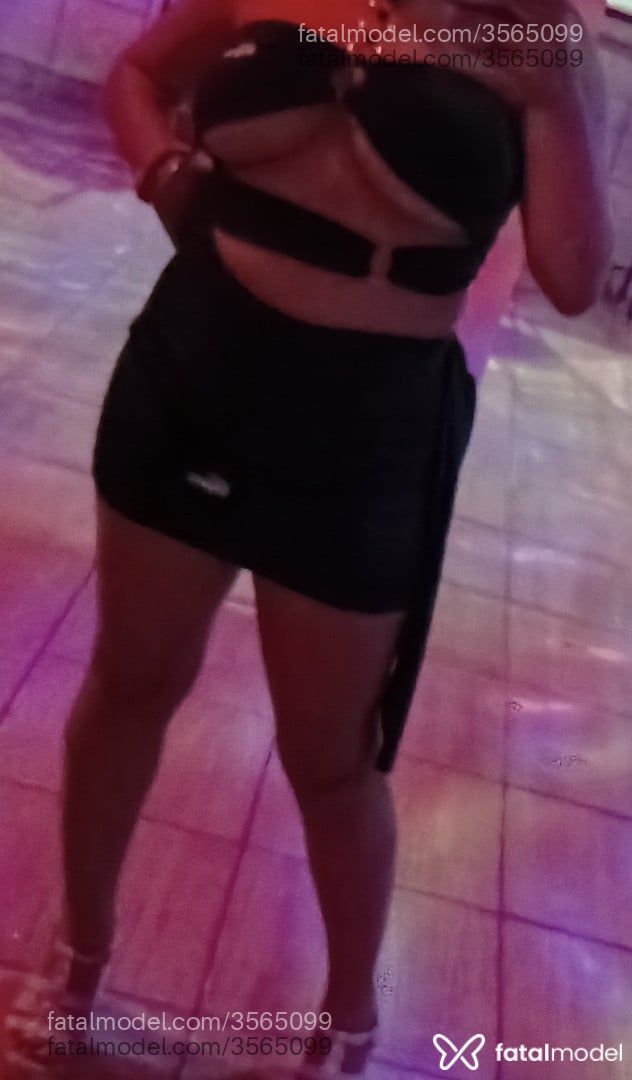 Acompanhante mulher com cabelo castanho de olhos castanhos - Cubana