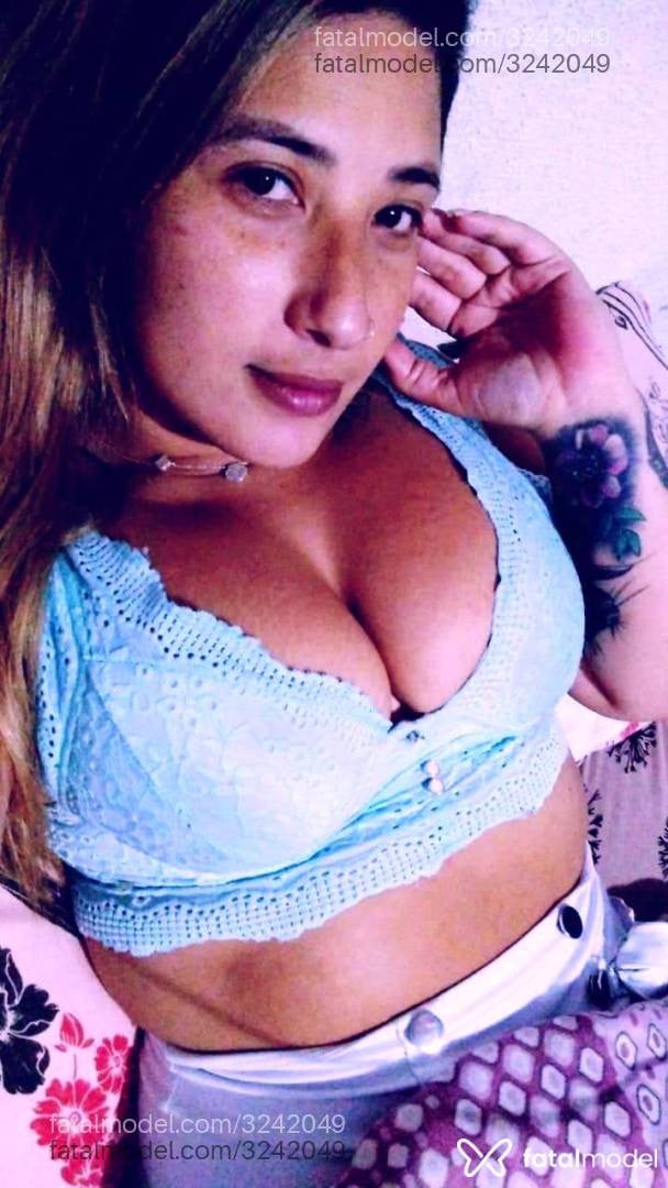 Acompanhante mulher loira (o) de olhos castanhos - Nicole