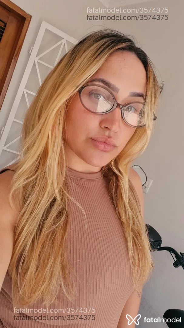 Acompanhante mulher loira (o) de olhos mel - Mykell