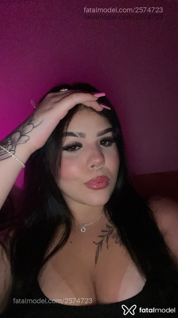 Acompanhante mulher morena (o) de olhos mel - Tiffanynovinha