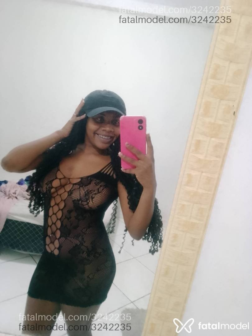 Acompanhante mulher morena (o) de olhos pretos - Vitorinha