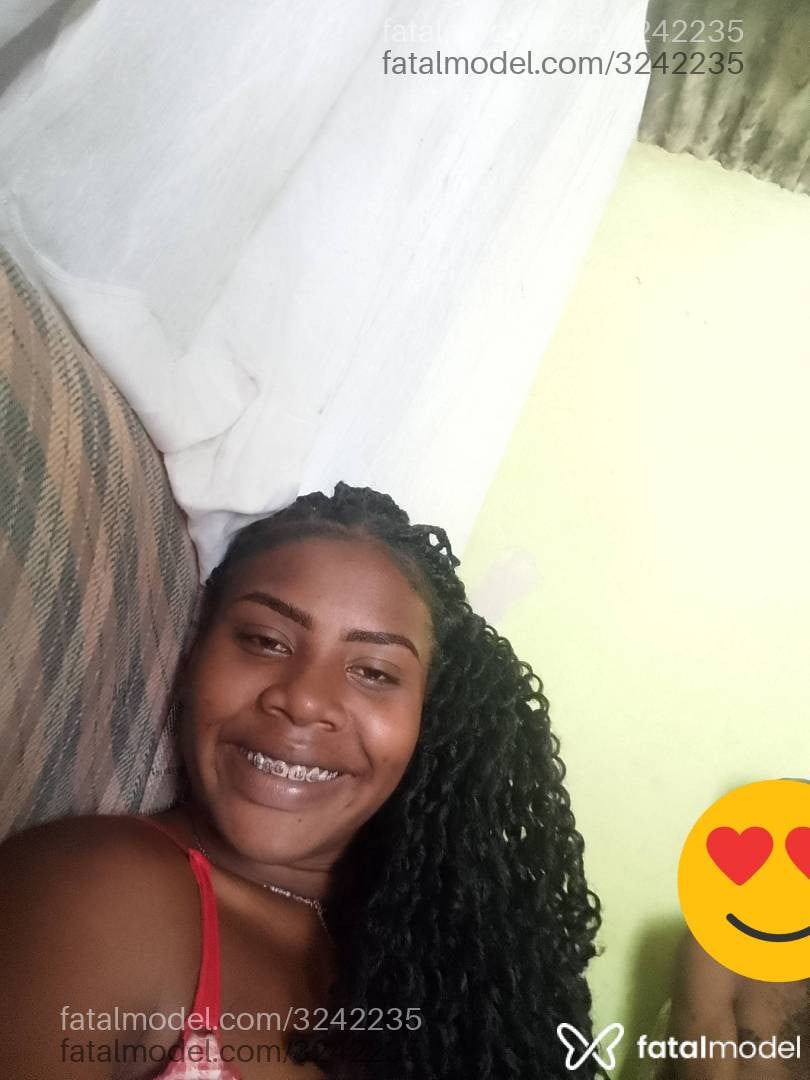 Acompanhante mulher morena (o) de olhos pretos - Vitorinha