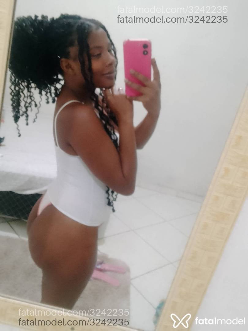 Acompanhante mulher morena (o) de olhos pretos - Vitorinha