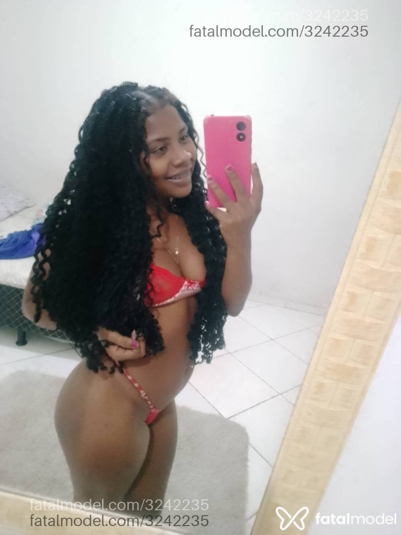 Acompanhante mulher morena (o) de olhos pretos - Vitorinha