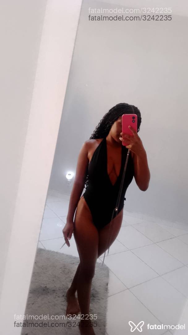 Acompanhante mulher morena (o) de olhos pretos - Vitorinha