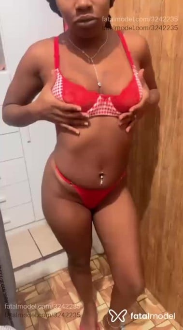 Acompanhante mulher morena (o) de olhos pretos - Vitorinha