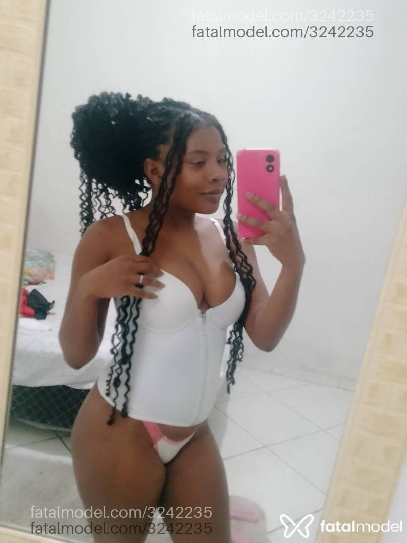 Acompanhante mulher morena (o) de olhos pretos - Vitorinha