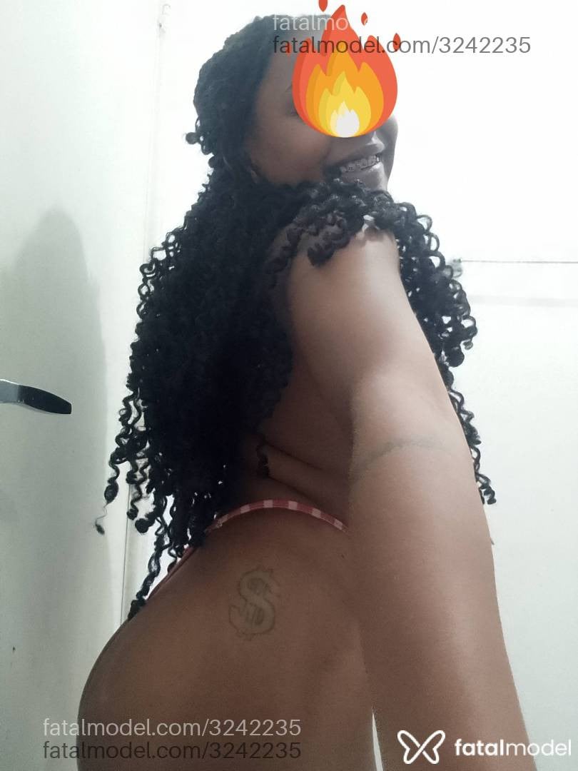 Acompanhante mulher morena (o) de olhos pretos - Vitorinha