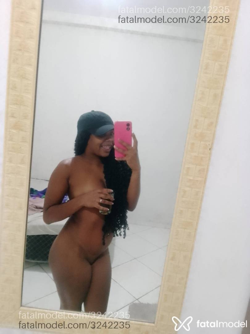 Acompanhante mulher morena (o) de olhos pretos - Vitorinha