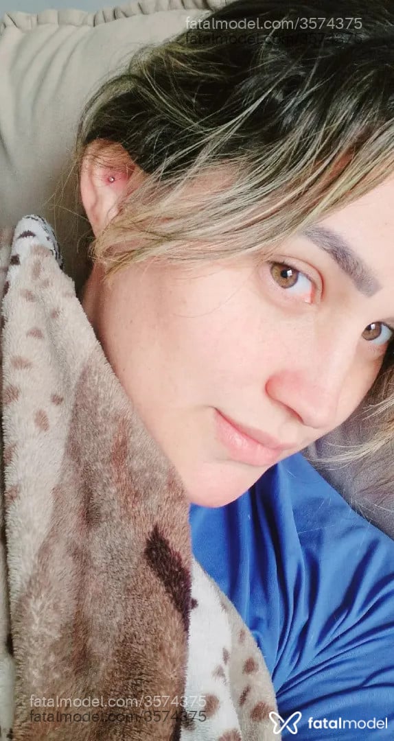 Acompanhante mulher loira (o) de olhos mel - Mykell