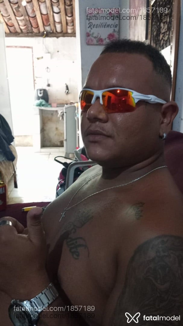 Acompanhante homem com cabelo castanho de olhos castanhos - Biiell
