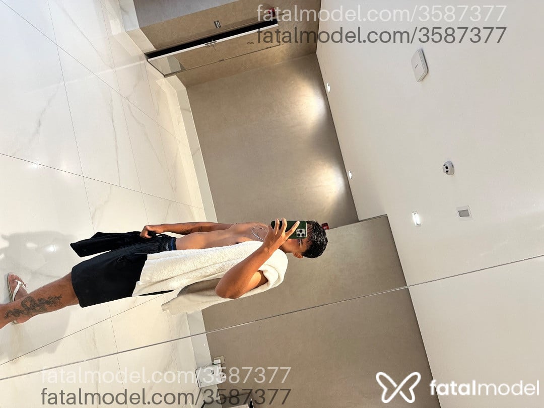 Acompanhante homem com cabelo castanho de olhos castanhos - Renan