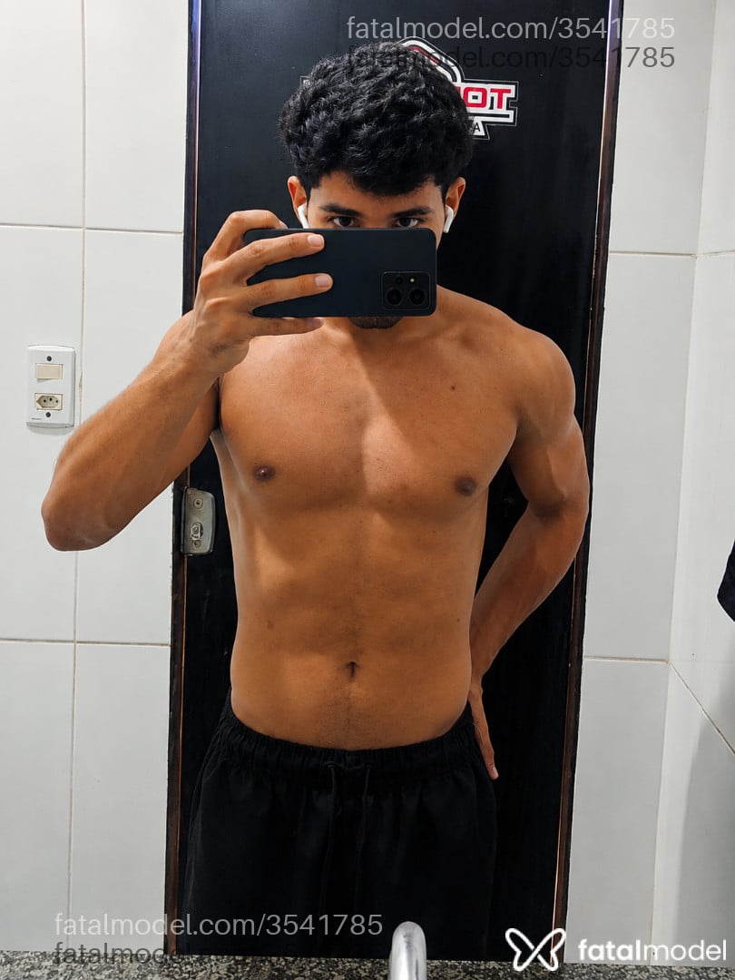 Acompanhante homem morena (o) de olhos castanhos - Verine