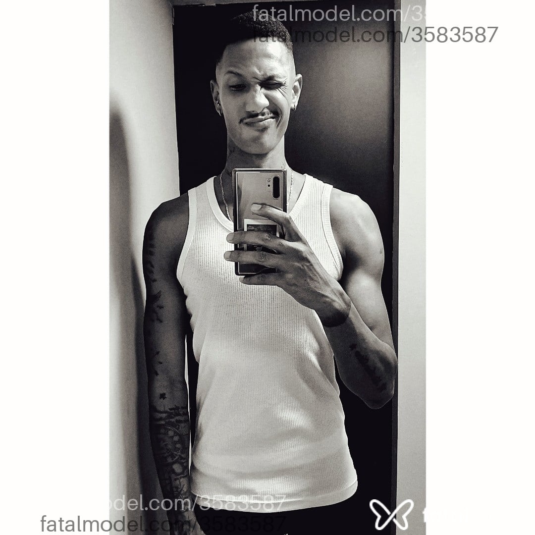 Acompanhante homem com cabelo castanho de olhos pretos - Pedrin