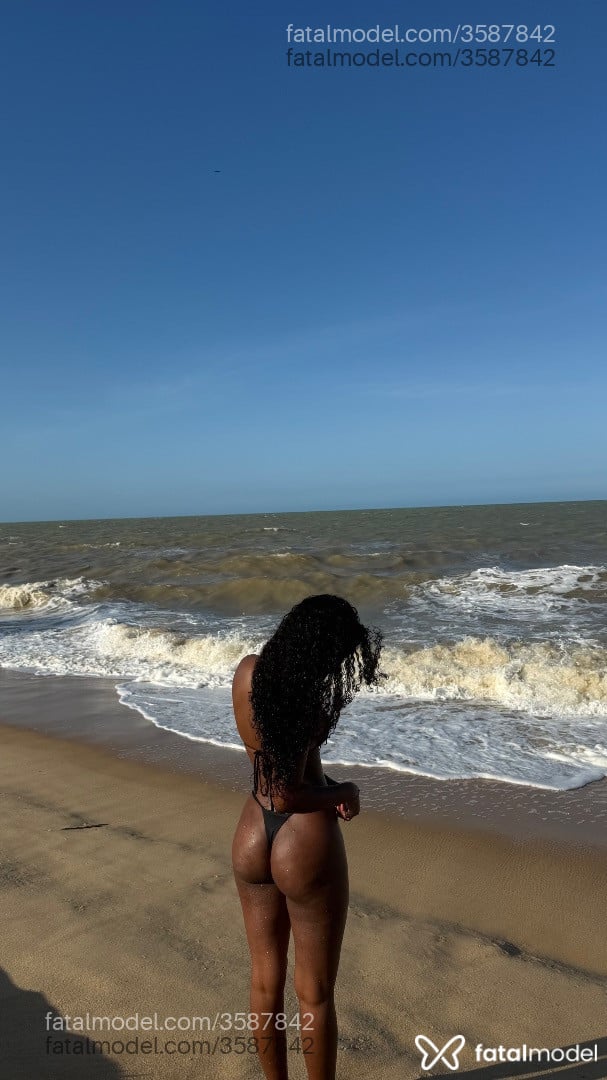 Acompanhante mulher morena (o) de olhos pretos - Beatriz