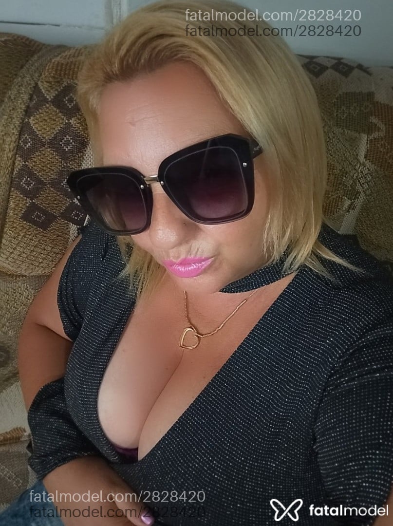 Acompanhante mulher loira (o) de olhos castanhos - Tais Pitanguinha