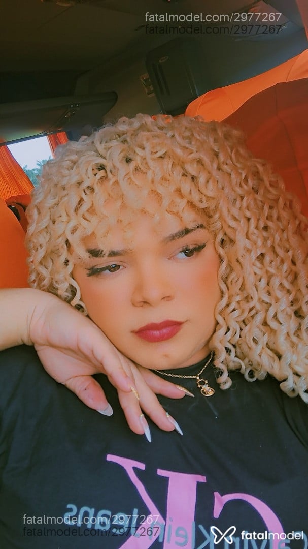 Acompanhante mulher trans loira (o) de olhos castanhos - Yasmin
