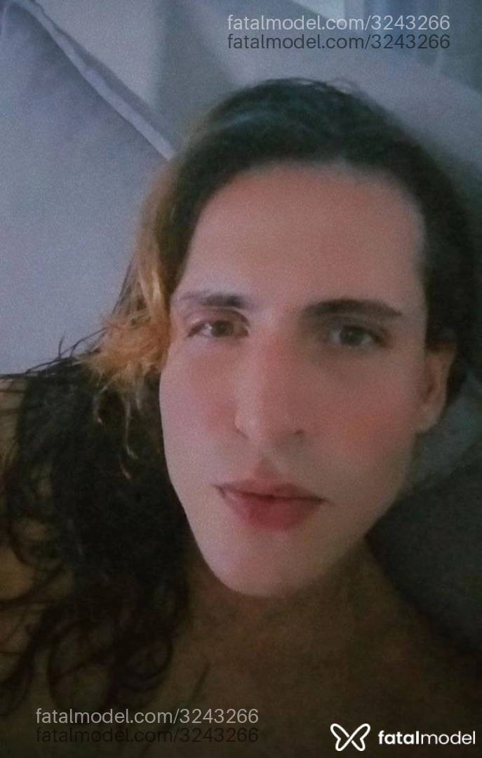Acompanhante homem trans com cabelo castanho de olhos mel em Guarapari - Daniha