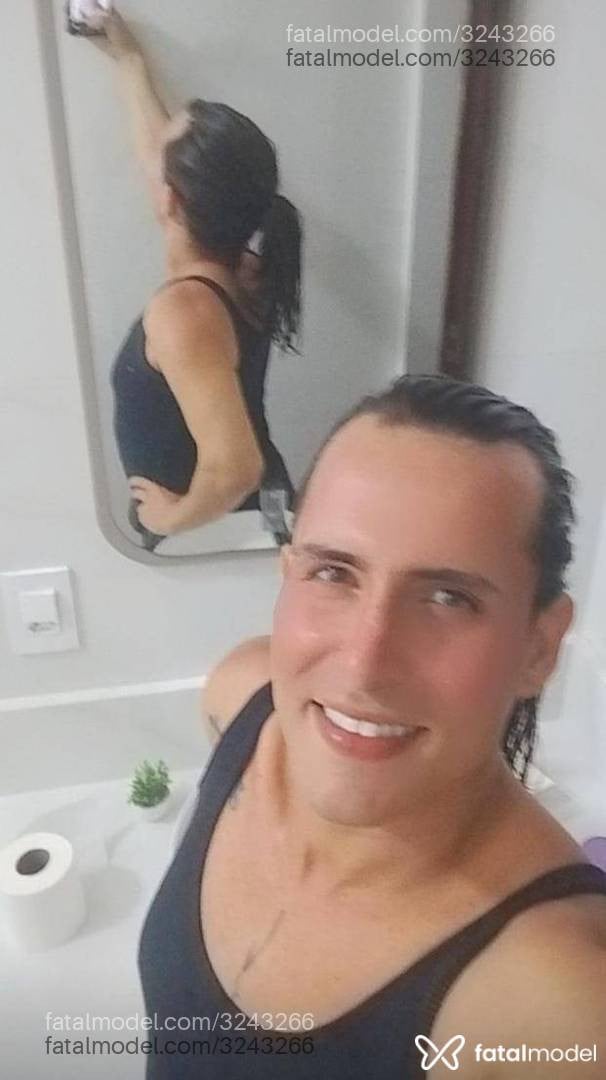 Acompanhante homem trans com cabelo castanho de olhos mel em Guarapari - Daniha
