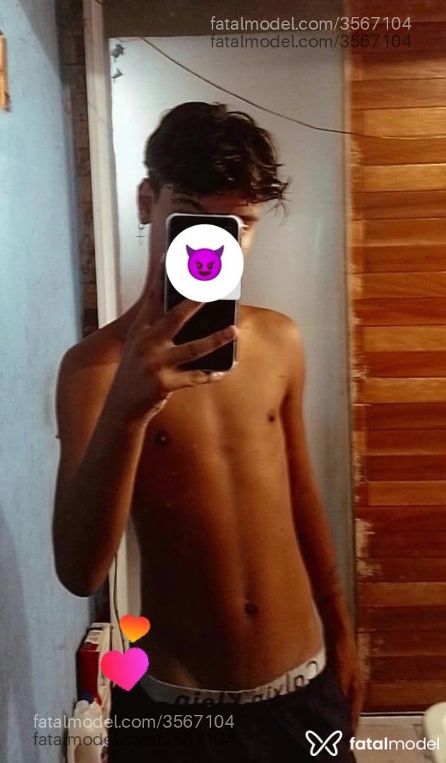 Acompanhante homem com cabelo colorido de olhos pretos - Bebezin