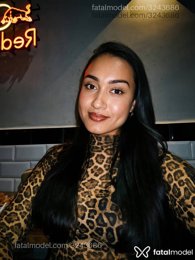 Acompanhante mulher morena (o) de olhos castanhos - Julia Massaro