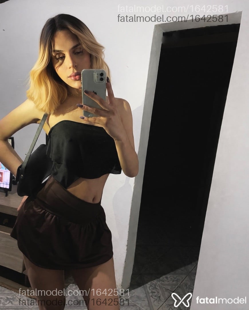 Acompanhante mulher trans morena (o) de olhos castanhos - Cecília