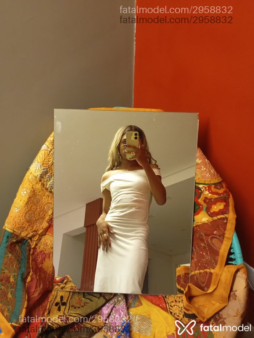 Acompanhante mulher trans loira (o) de olhos castanhos - Chiara