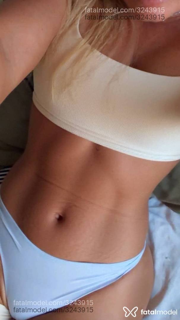 Acompanhante mulher loira (o) de olhos mel - Couplesexfit