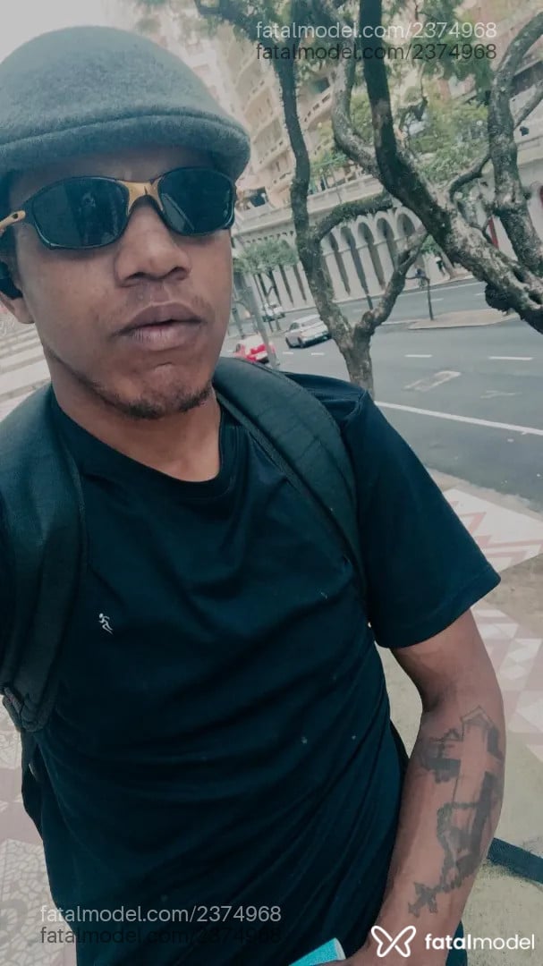 Acompanhante homem com cabelo grisalho de olhos pretos - Nego Samuel
