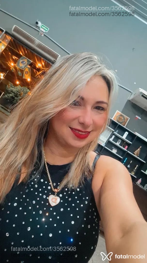 Acompanhante mulher loira (o) de olhos castanhos - Sedutoratesuda cab