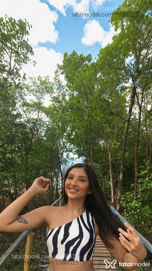 Acompanhante mulher trans com cabelo castanho de olhos castanhos - Vitória Luz
