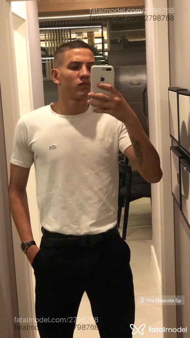 Acompanhante homem com cabelo castanho de olhos castanhos - Le Santos