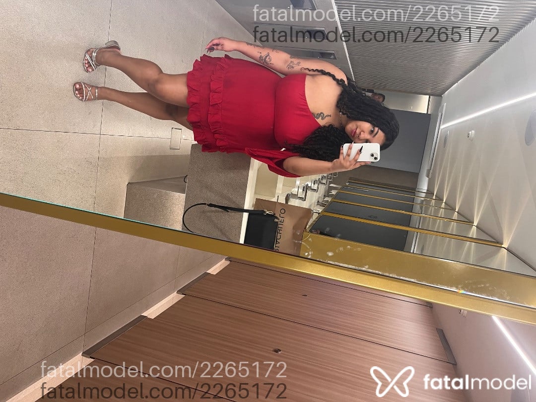 Acompanhante mulher morena (o) de olhos pretos - Lua