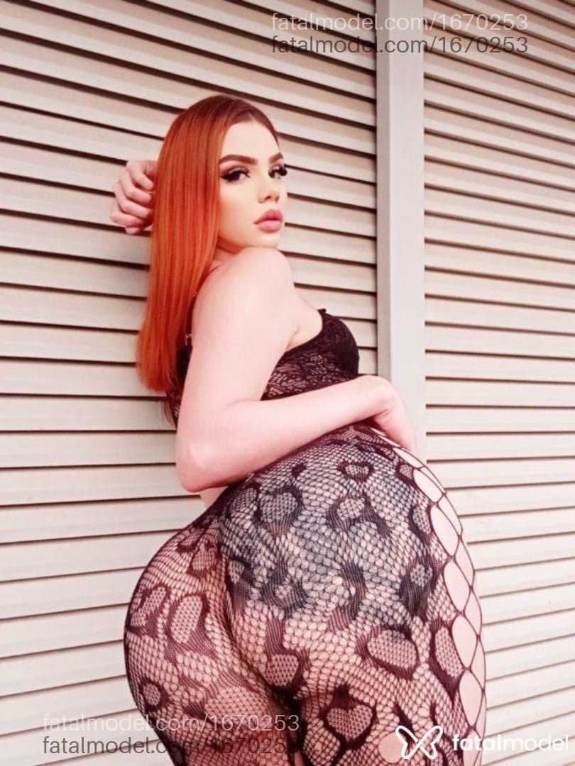Acompanhante mulher trans ruiva (o) de olhos verdes - Thalissa Zampiroll