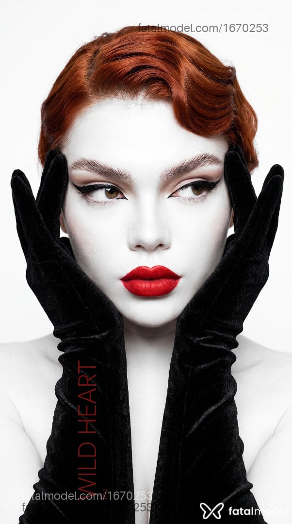 Acompanhante mulher trans ruiva (o) de olhos verdes - Thalissa Zampiroll