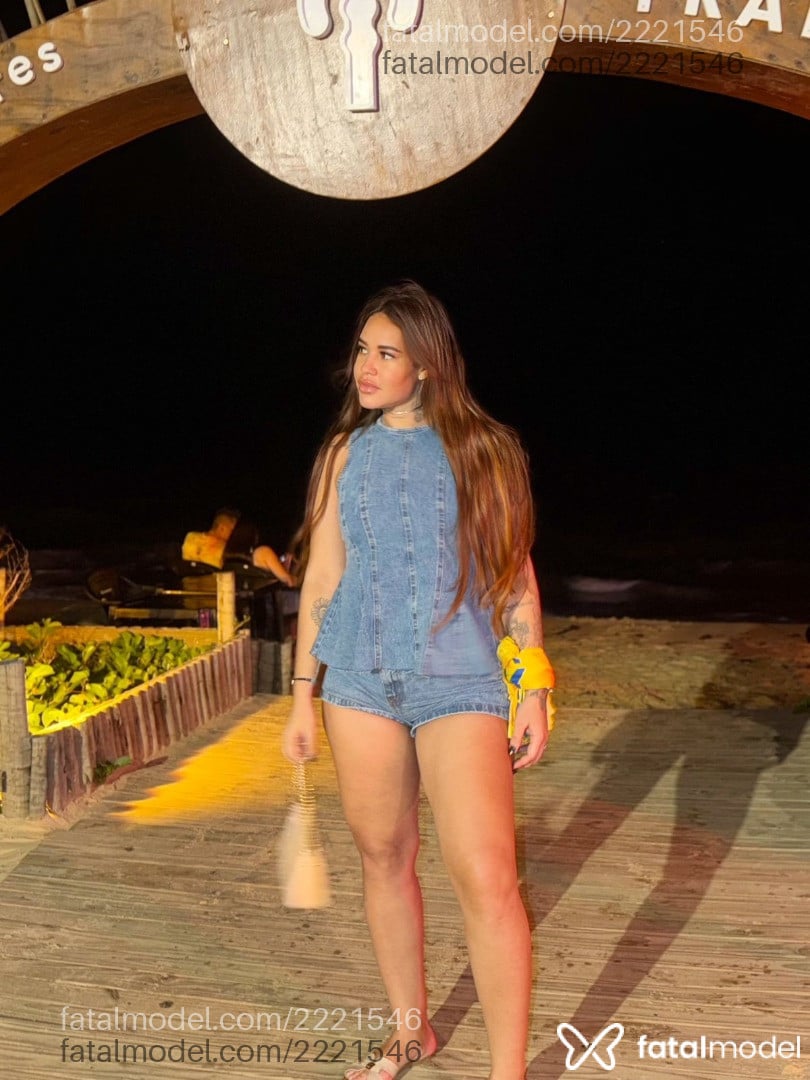 Acompanhante mulher loira (o) de olhos castanhos - Raiane Railay