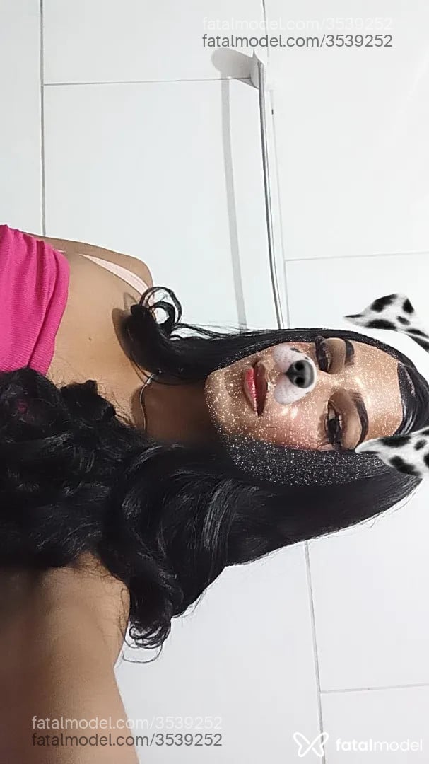 Acompanhante mulher trans com cabelo castanho de olhos pretos - Octávia