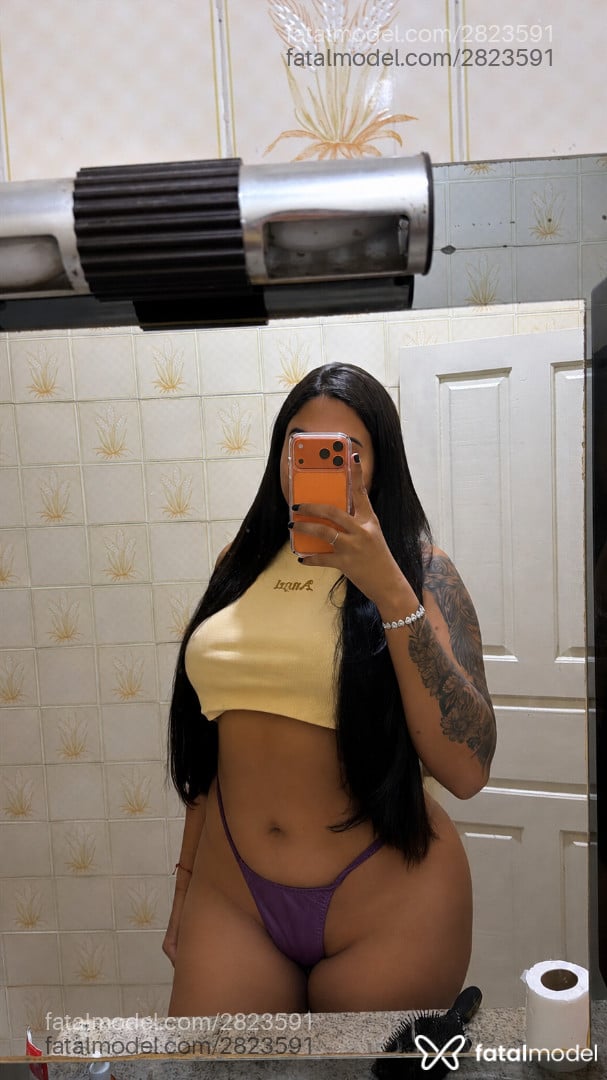 Acompanhante mulher trans morena (o) de olhos pretos - Bella