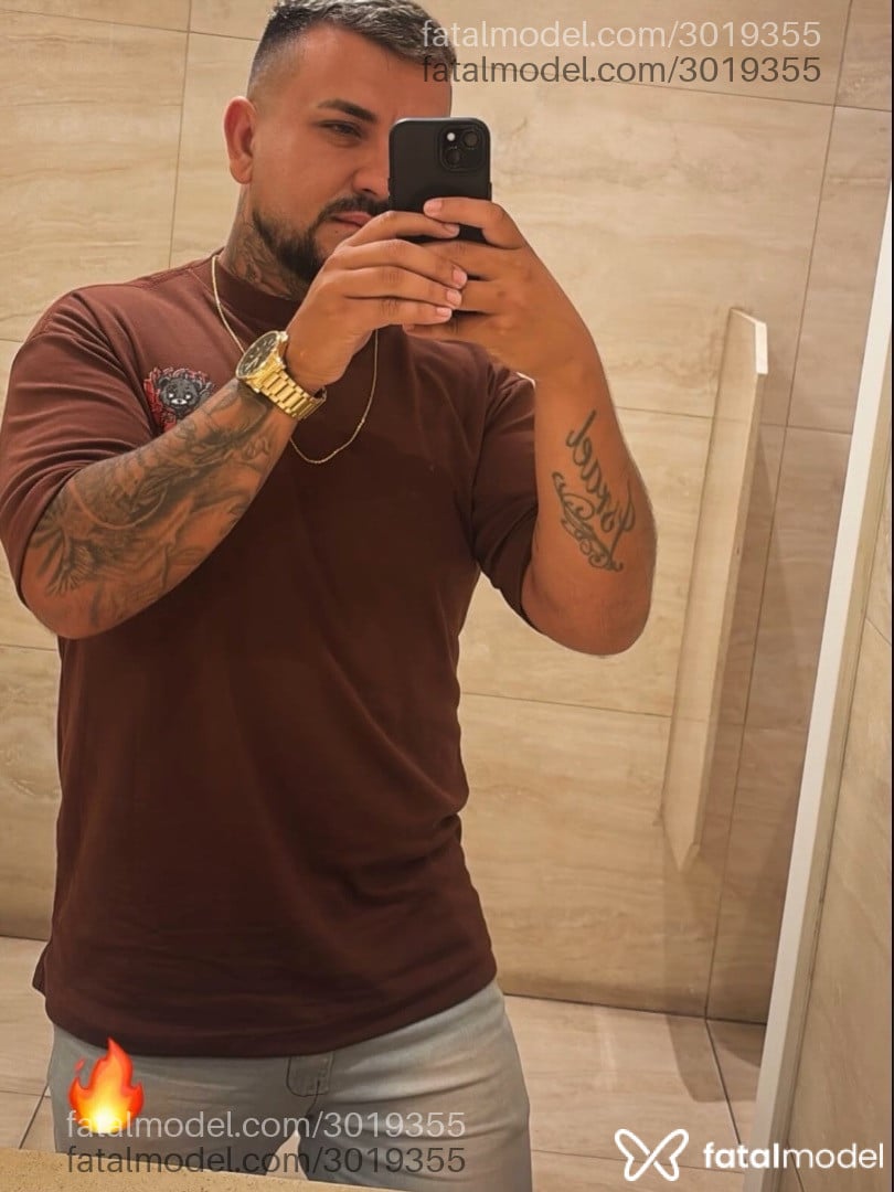 Acompanhante homem com cabelo grisalho de olhos mel - Rodrigo