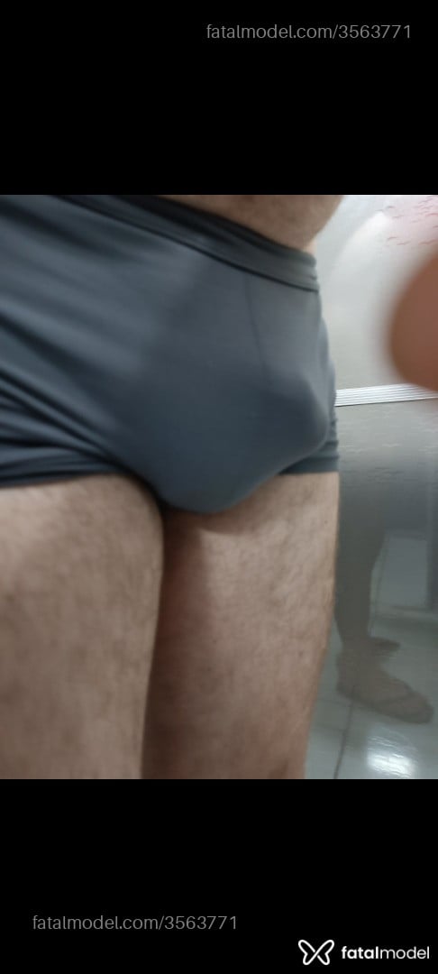 Acompanhante homem com cabelo grisalho de olhos verdes - Decoprazer