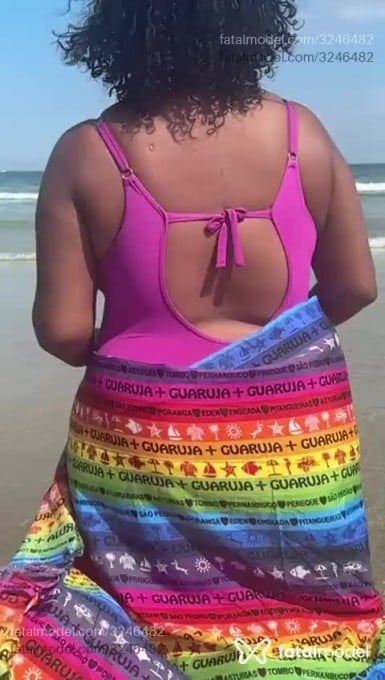 Acompanhante mulher morena (o) de olhos pretos - Laura