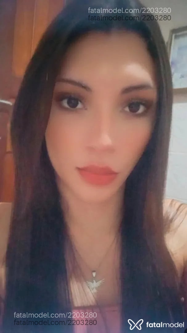 Acompanhante mulher trans com cabelo castanho de olhos mel - Lua Turquesa
