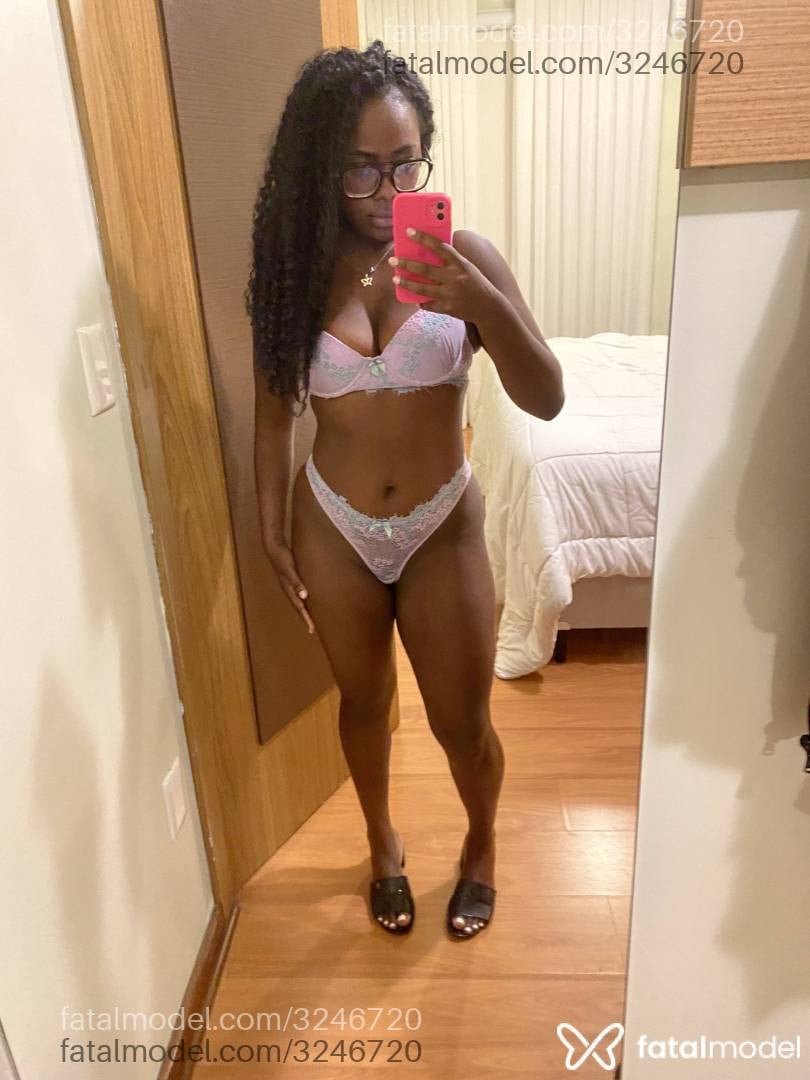 Acompanhante mulher morena (o) de olhos pretos - Lily