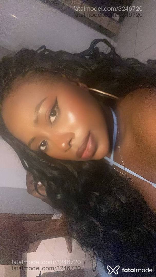 Acompanhante mulher morena (o) de olhos pretos - Lily